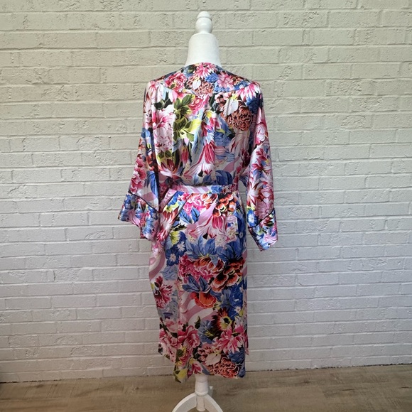 Mary Katrantzou x Victoria’s Secret Robe and Lingerie Set - Picture 4 of 8